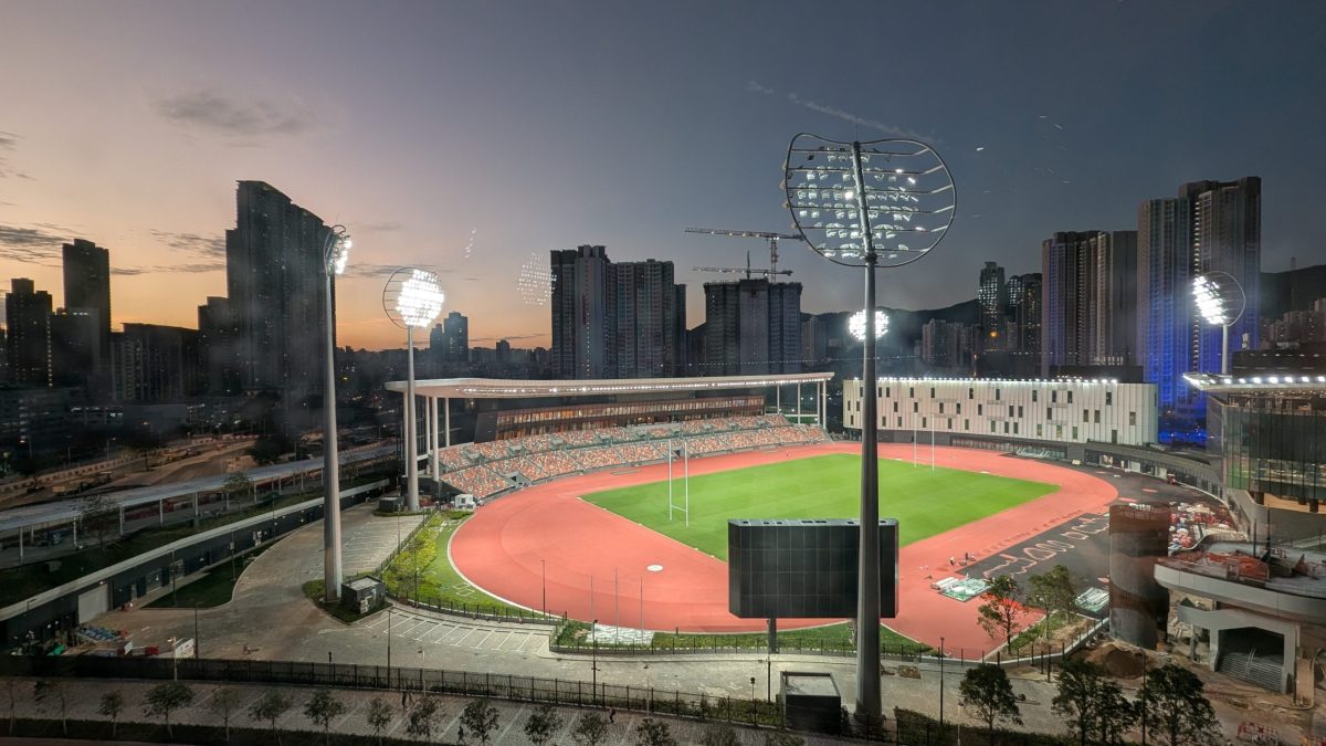 毛彪附体！四川一高校辅导员单刀面对大空门滑倒滚进球网